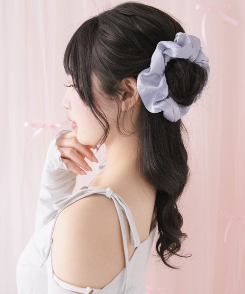 DearMyLoveRose（ディアマイラブローズ）の「ラインストーンサテンシュシュ（その他ヘアアクセサリー・レディース・イエロー/ラベンダー/ライトグリーン/レッド/ブラウン/アイボリー/ベビーピンク/ブラック/ブルー・FREE）」の5枚目の写真