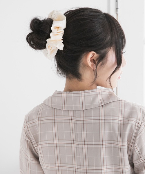 DearMyLoveRose（ディアマイラブローズ）の「ラインストーンサテンシュシュ（その他ヘアアクセサリー・レディース・イエロー/ラベンダー/ライトグリーン/レッド/ブラウン/アイボリー/ベビーピンク/ブラック/ブルー・FREE）」の2枚目の写真