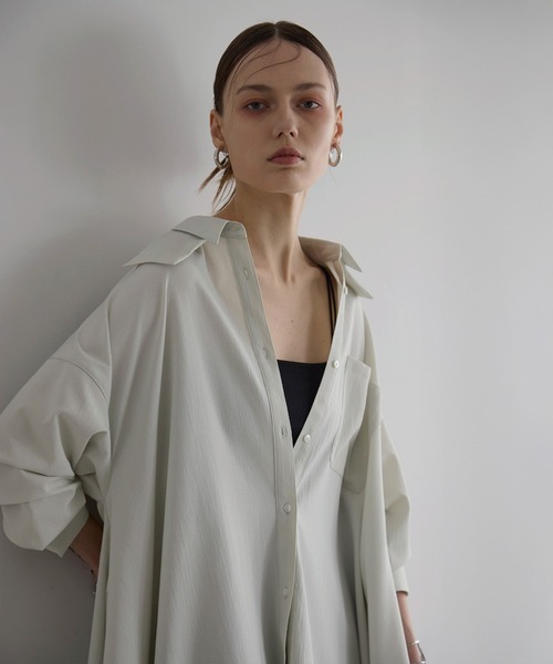 MIELI INVARIANT(ミエリインヴァリアント)の「Bumpy Irregular Hem Shirt(シャツ/ブラウス・レディース・ブラック/ホワイト/グリーン系・FREE)」の4枚目の写真