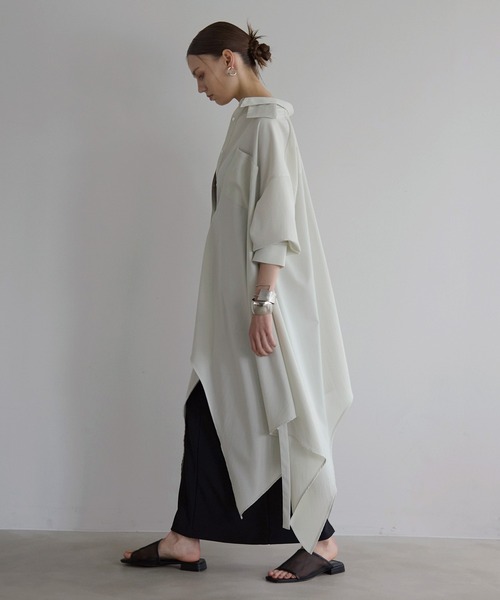 MIELI INVARIANT(ミエリインヴァリアント)の「Bumpy Irregular Hem Shirt(シャツ/ブラウス・レディース・ブラック/ホワイト/グリーン系・FREE)」の8枚目の写真
