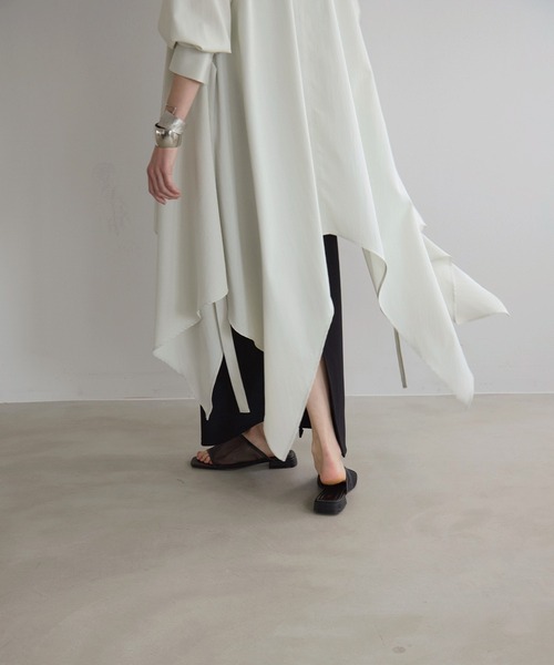 MIELI INVARIANT(ミエリインヴァリアント)の「Bumpy Irregular Hem Shirt(シャツ/ブラウス・レディース・ブラック/ホワイト/グリーン系・FREE)」の11枚目の写真