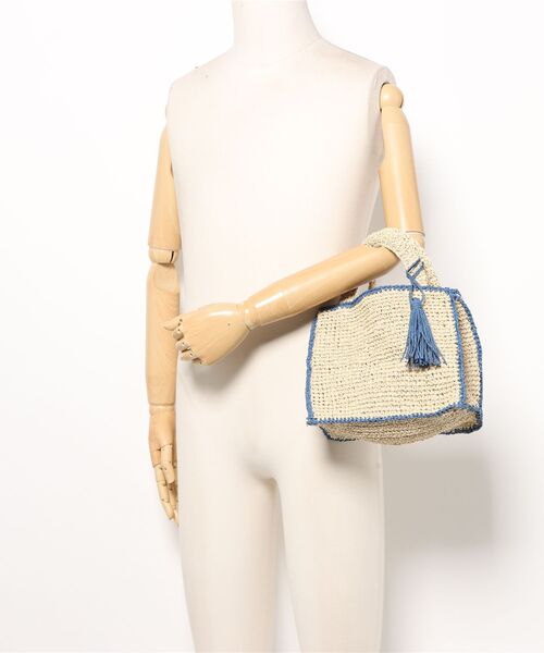 and it_（アンドイット）の「タッセル付き縁取りペーパーカゴバッグ（かごバッグ・レディース・スミクロ/ベージュ/ナチュラル・FREE）」の7枚目の写真