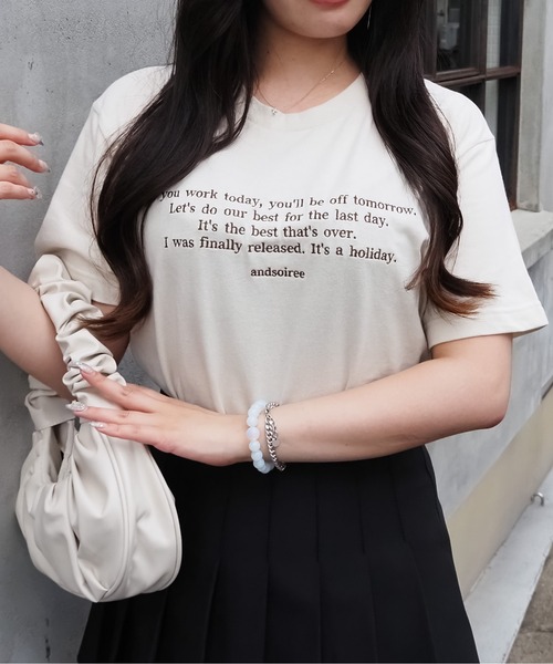 &soiree(アンドソワレ)の「【&soiree】フロント刺繍2353Tシャツ(Tシャツ/カットソー・レディース・ホワイト/ピンク/ネイビー/スミクロ/ベージュ・FREE)」の3枚目の写真