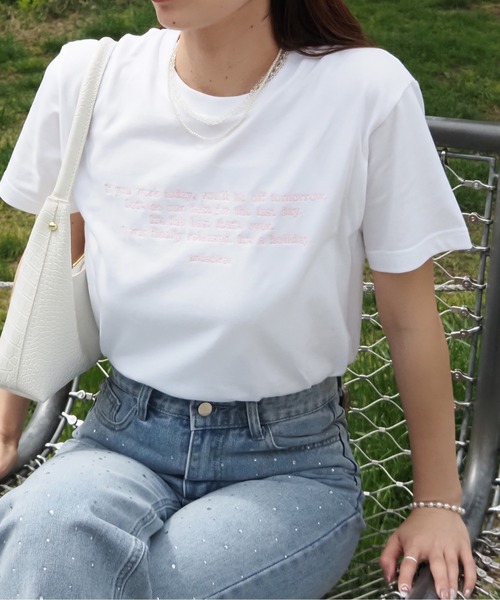 &soiree(アンドソワレ)の「【&soiree】フロント刺繍2353Tシャツ(Tシャツ/カットソー・レディース・ホワイト/ピンク/ネイビー/スミクロ/ベージュ・FREE)」の1枚目の写真