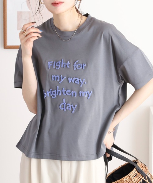 BRODIAEA(ブローディア)の「BRODIAEA 歯ブラシ加工ロゴ半袖Tシャツ(Tシャツ/カットソー・レディース・ネイビー/グレー/オフホワイト/グリーン/キャメル・40)」の2枚目の写真