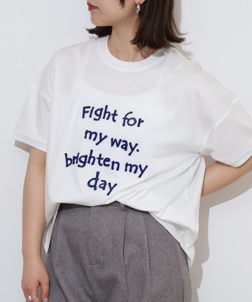 BRODIAEA(ブローディア)の「BRODIAEA 歯ブラシ加工ロゴ半袖Tシャツ(Tシャツ/カットソー・レディース・ネイビー/グレー/オフホワイト/グリーン/キャメル・40)」の6枚目の写真