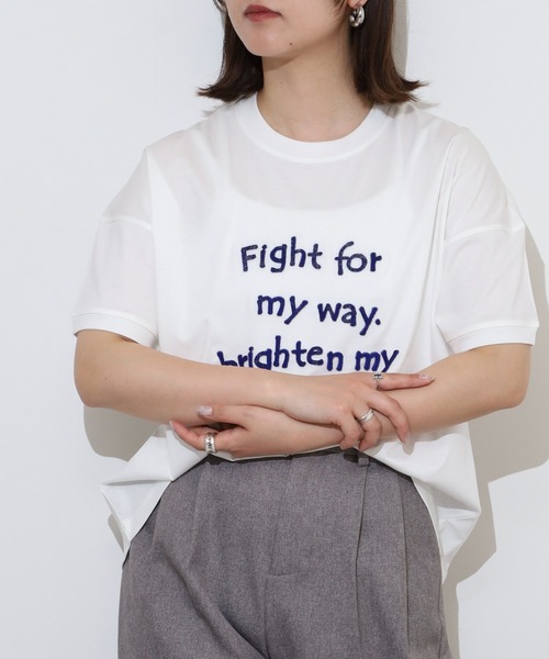 BRODIAEA(ブローディア)の「BRODIAEA 歯ブラシ加工ロゴ半袖Tシャツ(Tシャツ/カットソー・レディース・ネイビー/グレー/オフホワイト/グリーン/キャメル・40)」の7枚目の写真