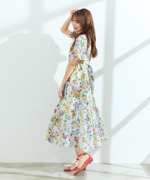 Rose Tiara(ローズティアラ)の「【手洗い可】水彩フラワーワンピース(ワンピース・レディース・ブラック/ベージュ・38/42/46)」の2枚目の写真