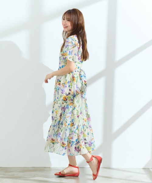 Rose Tiara(ローズティアラ)の「【手洗い可】水彩フラワーワンピース(ワンピース・レディース・ブラック/ベージュ・38/42/46)」の11枚目の写真