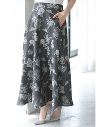 一面に咲き広がる花刺繍ロングスカート