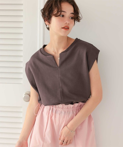 titivate(ティティベイト)の「キーネックカットソーコンパクトトップス(Tシャツ/カットソー・レディース・アイボリー/ブラウン/オートミール・L/M/S)」の2枚目の写真