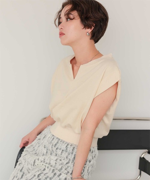 titivate(ティティベイト)の「キーネックカットソーコンパクトトップス(Tシャツ/カットソー・レディース・アイボリー/ブラウン/オートミール・L/M/S)」の4枚目の写真