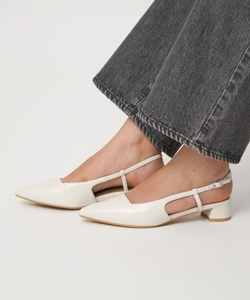 green label relaxing(グリーンレーベルリラクシング)の「ポインテッド バックストラップ パンプス(3cmヒール)(パンプス・レディース・オフホワイト/ブラウン系/ブラック・S/L/M)」の2枚目の写真