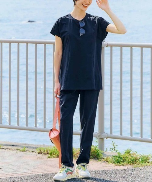 IEDIT(イディット)の「IEDIT 24hずっと着ていたい 吸汗速乾・UVカット SO!MESH斜めタックパンツ 〈ダークネイビー〉(その他パンツ・レディース・ダークネイビー・L/M/3L/LL/S/4L)」の2枚目の写真