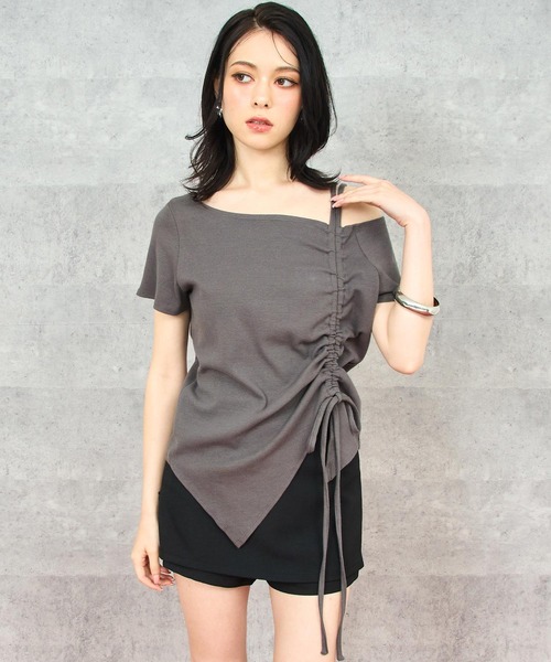 ANAP(アナップ)の「サイド ギャザー デザイン ワンショルダー リブ トップス(Tシャツ/カットソー・レディース・キナリ/ダークグレー/ブラウン・FREE)」の2枚目の写真