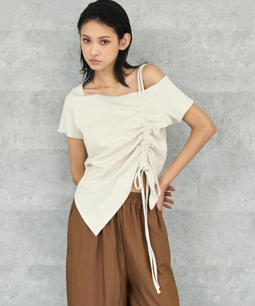 ANAP(アナップ)の「サイド ギャザー デザイン ワンショルダー リブ トップス(Tシャツ/カットソー・レディース・キナリ/ダークグレー/ブラウン・FREE)」の4枚目の写真