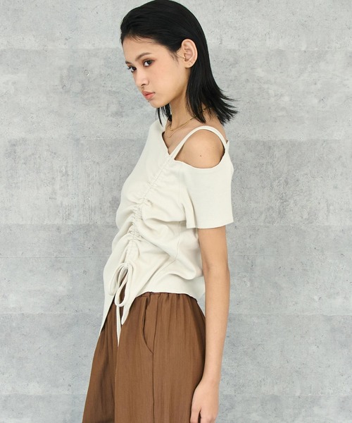 ANAP(アナップ)の「サイド ギャザー デザイン ワンショルダー リブ トップス(Tシャツ/カットソー・レディース・キナリ/ダークグレー/ブラウン・FREE)」の5枚目の写真