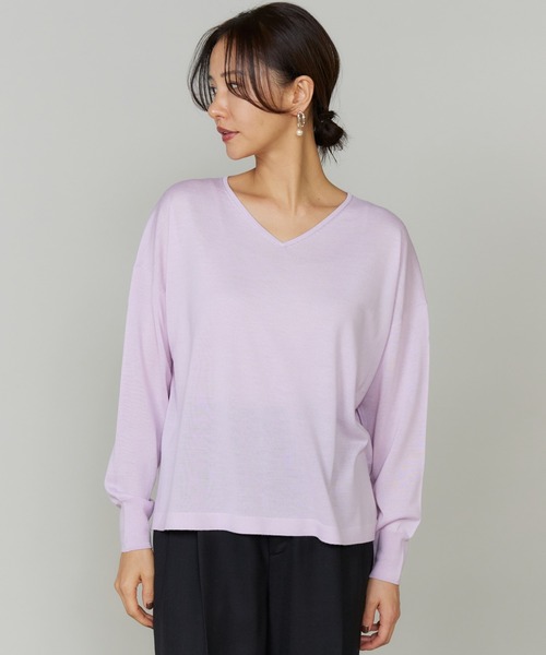 INED(イネド)の「TOPAZオーバーサイズVネックニット(Tシャツ/カットソー・レディース・ラベンダー/キャメル/ブラック/ブルーグレー・9号)」の3枚目の写真