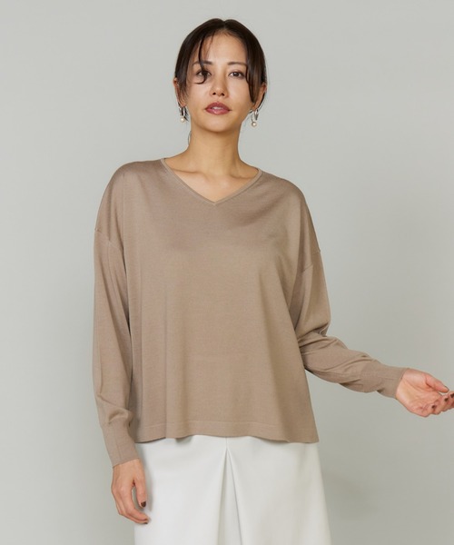 INED(イネド)の「TOPAZオーバーサイズVネックニット(Tシャツ/カットソー・レディース・ラベンダー/キャメル/ブラック/ブルーグレー・9号)」の4枚目の写真