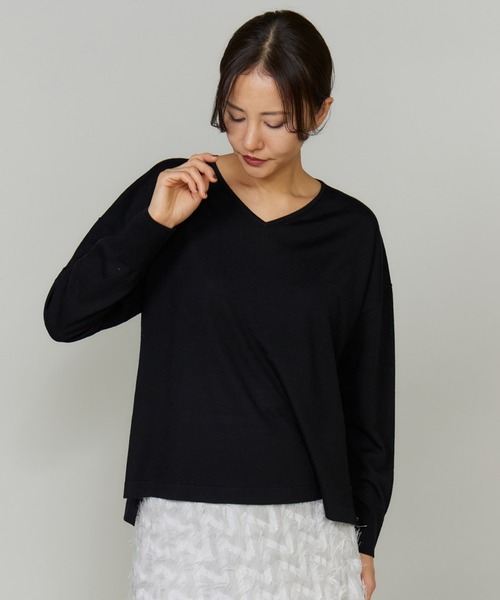 INED(イネド)の「TOPAZオーバーサイズVネックニット(Tシャツ/カットソー・レディース・ラベンダー/キャメル/ブラック/ブルーグレー・9号)」の1枚目の写真