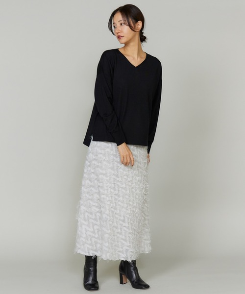 INED(イネド)の「TOPAZオーバーサイズVネックニット(Tシャツ/カットソー・レディース・ラベンダー/キャメル/ブラック/ブルーグレー・9号)」の5枚目の写真