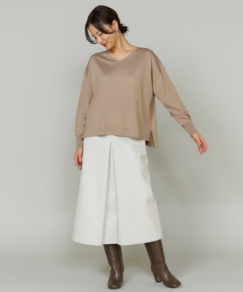 INED(イネド)の「TOPAZオーバーサイズVネックニット(Tシャツ/カットソー・レディース・ラベンダー/キャメル/ブラック/ブルーグレー・9号)」の7枚目の写真