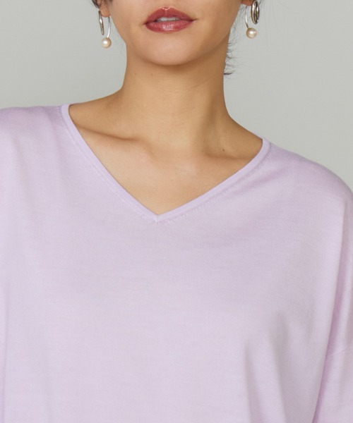 INED(イネド)の「TOPAZオーバーサイズVネックニット(Tシャツ/カットソー・レディース・ラベンダー/キャメル/ブラック/ブルーグレー・9号)」の13枚目の写真