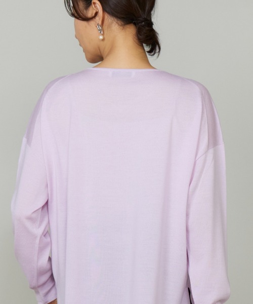 INED(イネド)の「TOPAZオーバーサイズVネックニット(Tシャツ/カットソー・レディース・ラベンダー/キャメル/ブラック/ブルーグレー・9号)」の16枚目の写真