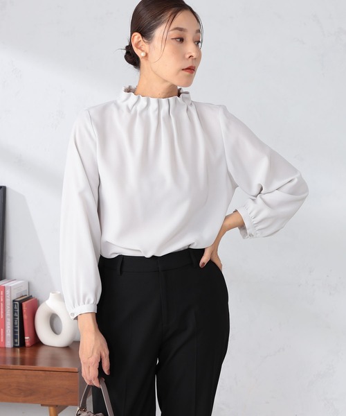 GALLORIA(ギャローリア)の「洗濯機で洗える ギャザーネックブラウス(シャツ/ブラウス・レディース・アイボリー/ネイビー/ライトグレー・S/M/L/LL)」の2枚目の写真