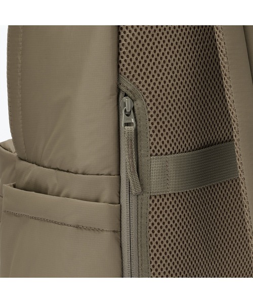 無印良品（ムジルシリョウヒン）の「肩の負担を軽くする　撥水中わた入りリュックサック（バックパック/リュック・レディース・キャメル/ブラック・FREE）」の21枚目の写真