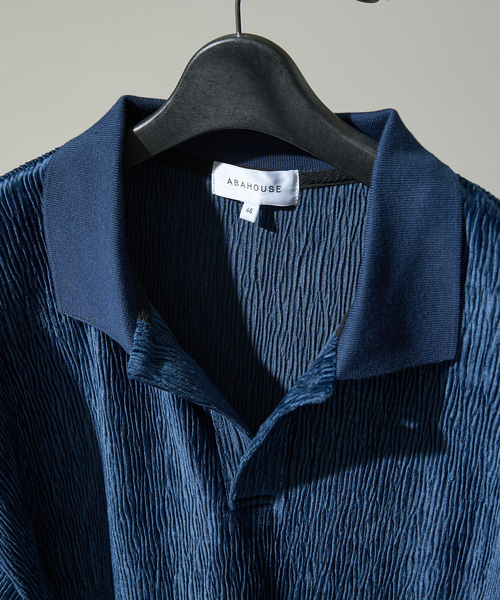 ABAHOUSE（アバハウス）の「ベロアプリーツ ニットポロシャツ / オーバーサイズ（ポロシャツ・メンズ・ブラウン/ネイビー/ブラック・46/48）」の4枚目の写真