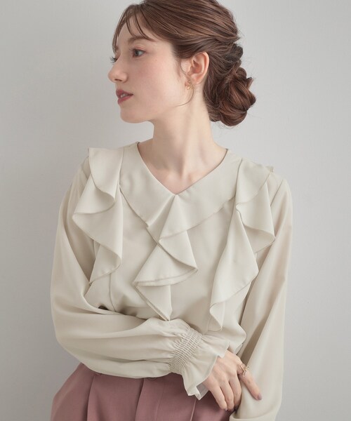 couture brooch（クチュールブローチ）の「【大人可愛い・通勤】ラッフルフリルブラウス（シャツ/ブラウス・レディース・ブラック系/ライトグレー/ブラウン系その他・38/40/42/36）」の3枚目の写真