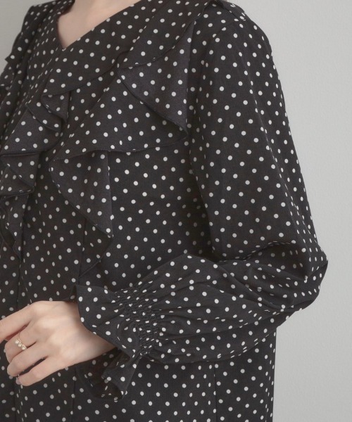 couture brooch（クチュールブローチ）の「【大人可愛い・通勤】ラッフルフリルブラウス（シャツ/ブラウス・レディース・ブラック系/ライトグレー/ブラウン系その他・38/40/42/36）」の6枚目の写真