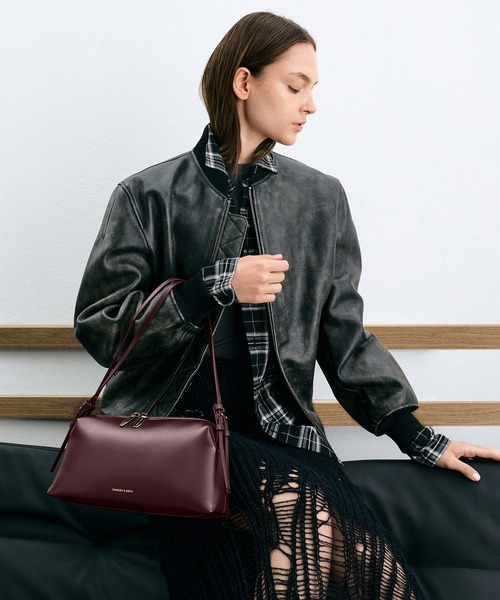 CHARLES & KEITH（チャールズ & キース）の「Deyna デイナ メタリックアクセント ダブルストラップショルダーバッグ（ショルダーバッグ・レディース・ワインレッド/ブラック・M）」の2枚目の写真