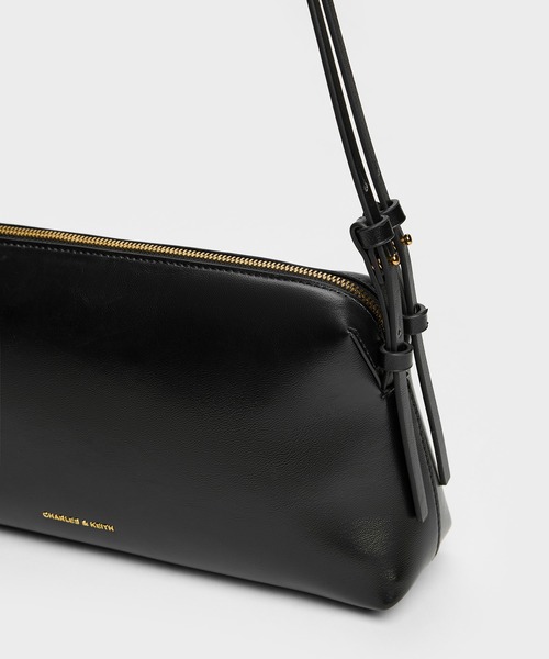 CHARLES & KEITH（チャールズ & キース）の「Deyna デイナ メタリックアクセント ダブルストラップショルダーバッグ（ショルダーバッグ・レディース・ワインレッド/ブラック・M）」の6枚目の写真