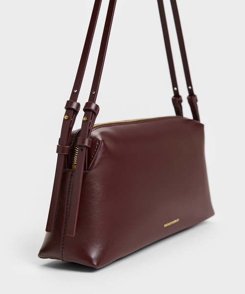 CHARLES & KEITH（チャールズ & キース）の「Deyna デイナ メタリックアクセント ダブルストラップショルダーバッグ（ショルダーバッグ・レディース・ワインレッド/ブラック・M）」の4枚目の写真