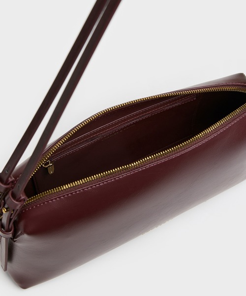 CHARLES & KEITH（チャールズ & キース）の「Deyna デイナ メタリックアクセント ダブルストラップショルダーバッグ（ショルダーバッグ・レディース・ワインレッド/ブラック・M）」の5枚目の写真