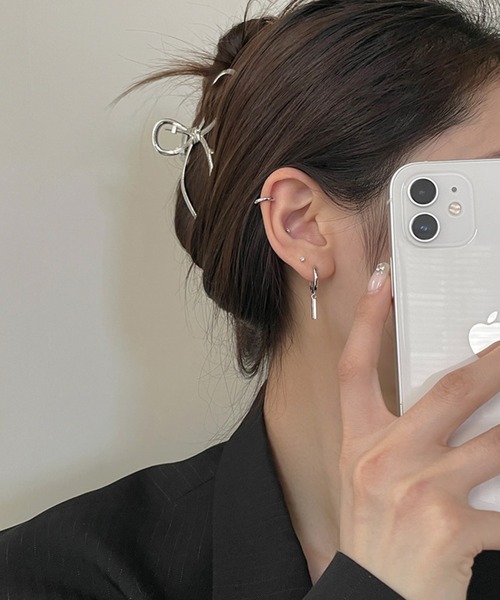 tunee(チュニー)の「【436572】バーデザインスウェイリングピアス(RZ)(ピアス(両耳用)・レディース・シルバー・FREE)」の3枚目の写真