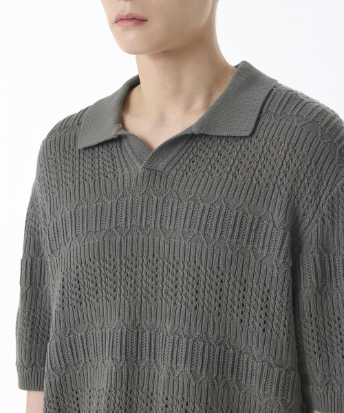 MUSINSA STANDARD（ムシンサスタンダード）の「マルチクロシェスリットネックニットポロシャツ[カーキグレー]（ニット/セーター・メンズ・その他・LARGE/X-LARGE/XX-LARGE/SMALL/MEDIUM）」の3枚目の写真