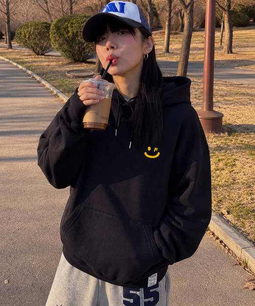 GRAVER（グレーバー）の「[UNISEX]スモールドローイングスマイルホワイトクリップフードティー_ブラック（パーカー・レディース・イエロー・SMALL/MEDIUM/LARGE）」の4枚目の写真