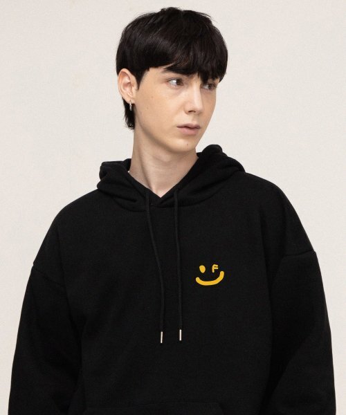 GRAVER（グレーバー）の「[UNISEX]スモールドローイングスマイルホワイトクリップフードティー_ブラック（パーカー・レディース・イエロー・SMALL/MEDIUM/LARGE）」の6枚目の写真