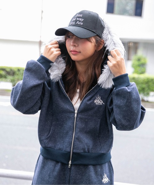 GORGE（ゴージ）の「《フードファー×ラメ》裏起毛 ジップパーカー バックシルエット可愛く 体型カバー 春秋冬（パーカー・レディース・チャコール/ネイビー/グリーン/ブラック・F）」の4枚目の写真