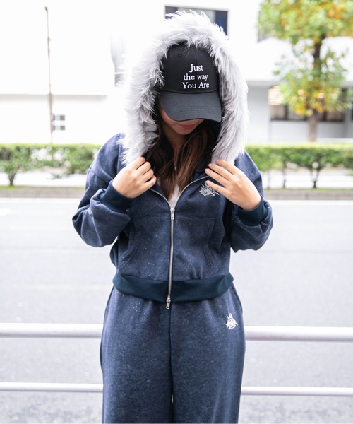 GORGE（ゴージ）の「《フードファー×ラメ》裏起毛 ジップパーカー バックシルエット可愛く 体型カバー 春秋冬（パーカー・レディース・チャコール/ネイビー/グリーン/ブラック・F）」の6枚目の写真