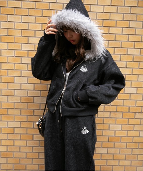 GORGE（ゴージ）の「《フードファー×ラメ》裏起毛 ジップパーカー バックシルエット可愛く 体型カバー 春秋冬（パーカー・レディース・チャコール/ネイビー/グリーン/ブラック・F）」の10枚目の写真