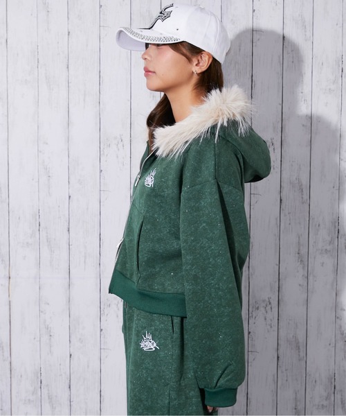 GORGE（ゴージ）の「《フードファー×ラメ》裏起毛 ジップパーカー バックシルエット可愛く 体型カバー 春秋冬（パーカー・レディース・チャコール/ネイビー/グリーン/ブラック・F）」の15枚目の写真