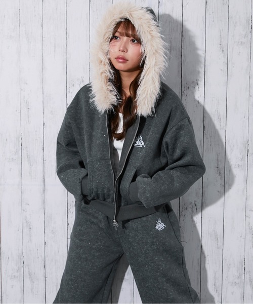 GORGE（ゴージ）の「《フードファー×ラメ》裏起毛 ジップパーカー バックシルエット可愛く 体型カバー 春秋冬（パーカー・レディース・チャコール/ネイビー/グリーン/ブラック・F）」の17枚目の写真