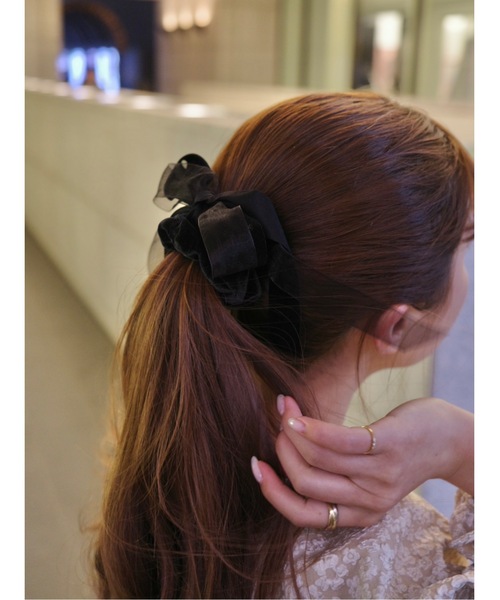jumelle（ジュメロ）の「velour ribbon shushu（シュシュ・レディース・ブラック・FREE）」の2枚目の写真