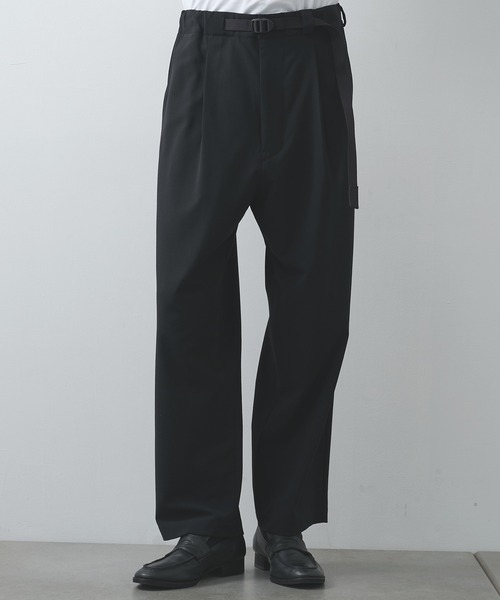 UJOH（ウジョー）の「【UJOH HOMME】Tape-Belt 1 Tuck PNT（スラックス・メンズ・ブラック/ベージュ・4/5）」の2枚目の写真