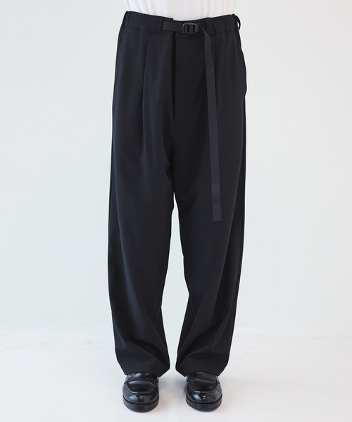 UJOH（ウジョー）の「【UJOH HOMME】Tape-Belt 1 Tuck PNT（スラックス・メンズ・ブラック/ベージュ・4/5）」の4枚目の写真