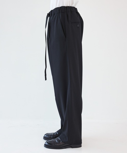 UJOH（ウジョー）の「【UJOH HOMME】Tape-Belt 1 Tuck PNT（スラックス・メンズ・ブラック/ベージュ・4/5）」の3枚目の写真